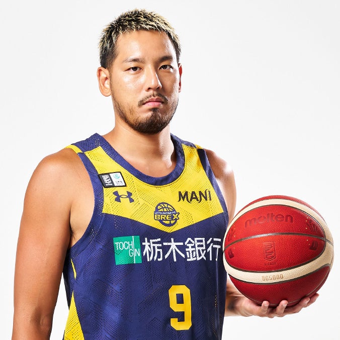 遠藤祐亮がボールを持っている写真