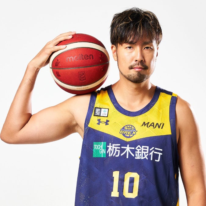 竹内公輔がボールを持っている写真