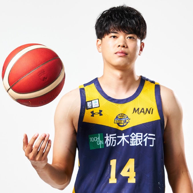 村岸航がボールを持っている写真