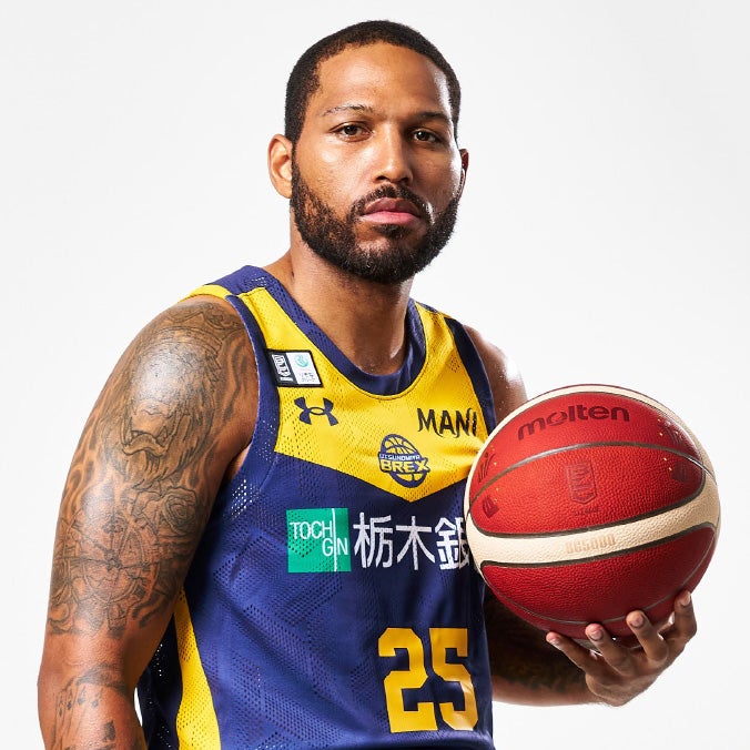 D.J・ニュービルがボールを持っている写真